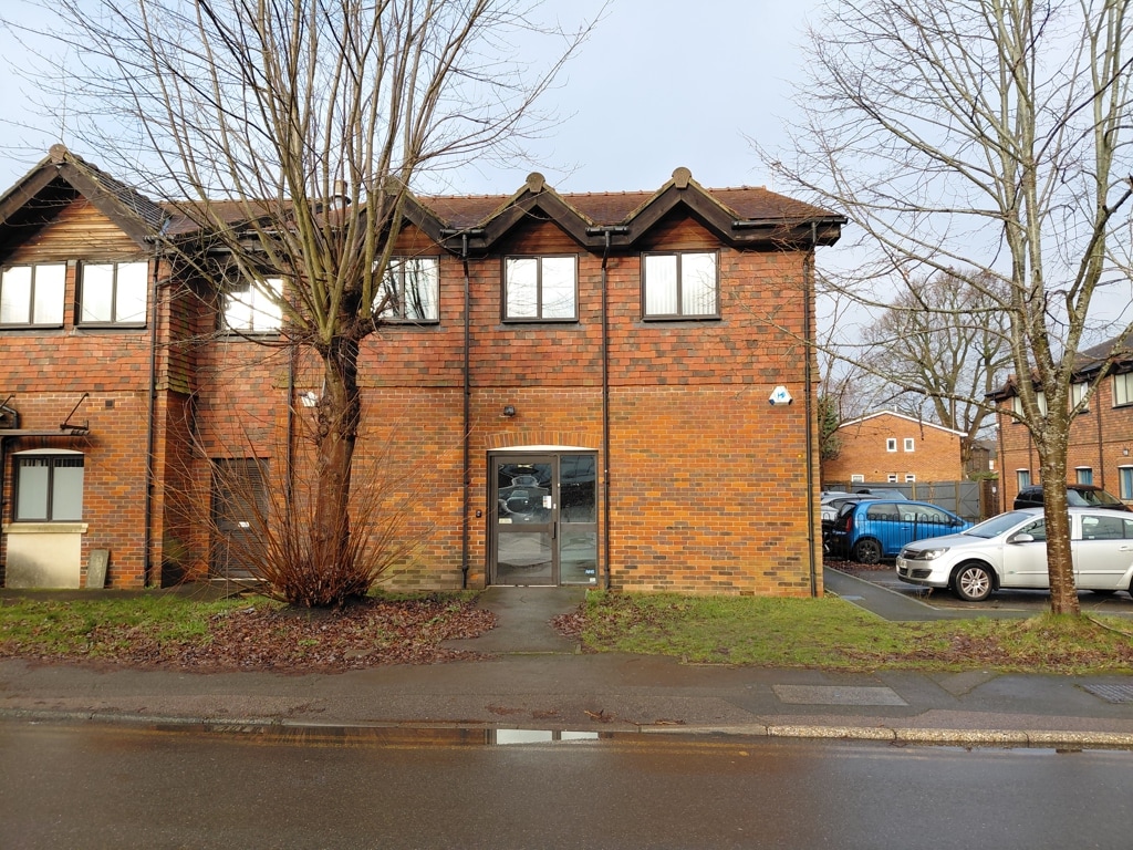 90 Victoria Rd, Horley to rent Primary Photo- Image 1 of 3