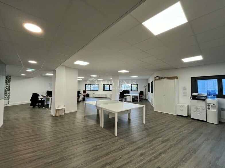 1415 Place Georges Pompidou, Montigny-le-Bretonneux to rent - Interior Photo - Image 2 of 7