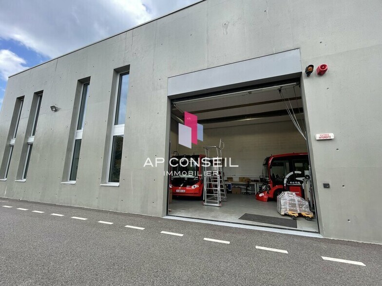 Light Industrial in Versailles to rent - Building Photo - Image 2 of 3