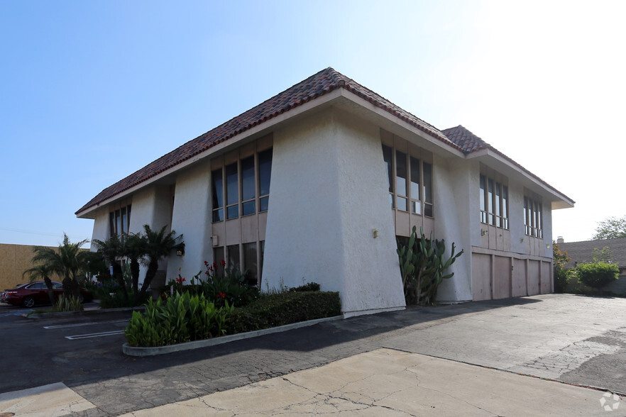 21062 Brookhurst St, Huntington Beach, CA for rent - Primary Photo - Image 1 of 9