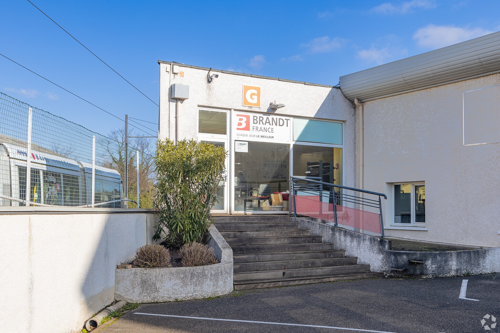 Light Industrial in Décines-Charpieu to rent Primary Photo- Image 1 of 3