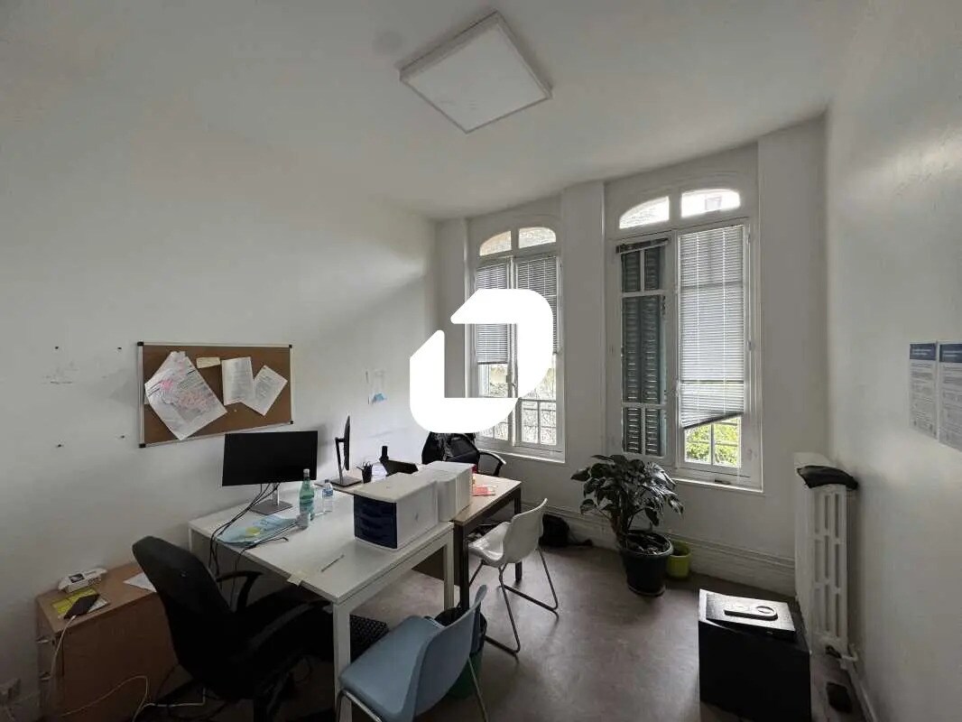 Office in Malakoff to rent Interior Photo- Image 1 of 25