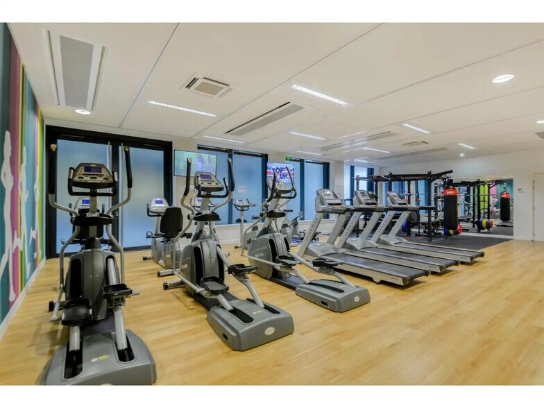 Office in La Garenne-Colombes to rent - Building Photo - Image 2 of 12