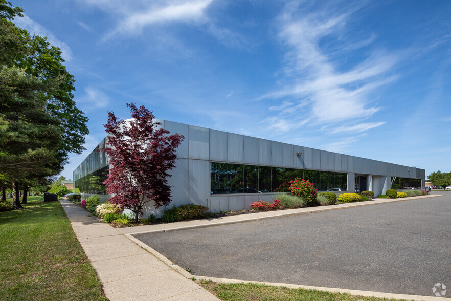 101-125 Comac St, Ronkonkoma, NY for rent - Building Photo - Image 1 of 6