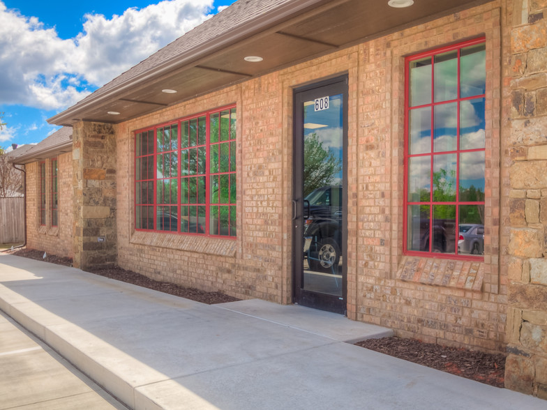 608 Liberty Ln, Edmond, OK for rent - Building Photo - Image 3 of 29