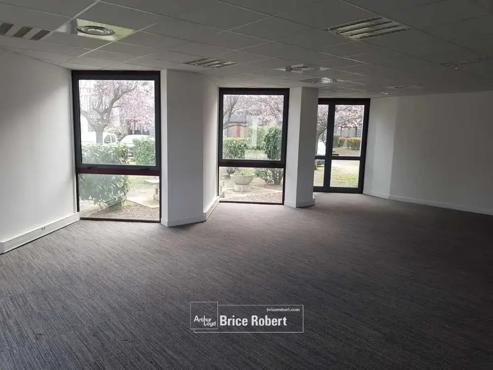 Office in Vénissieux to rent Interior Photo- Image 1 of 5