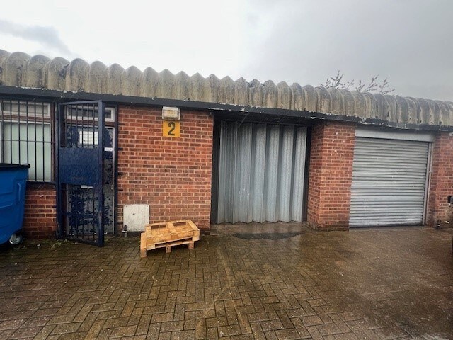 Queen St, London to rent Building Photo- Image 1 of 2