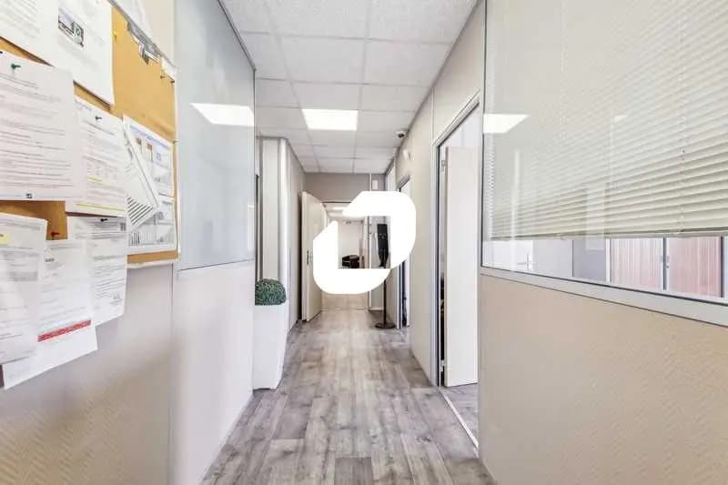 Office in Cergy to rent - Interior Photo - Image 3 of 15