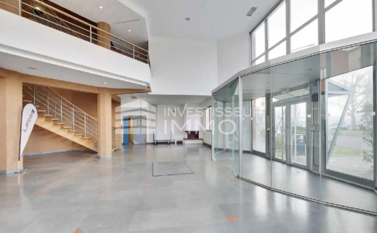 Office in La Courneuve to rent Lobby- Image 1 of 7