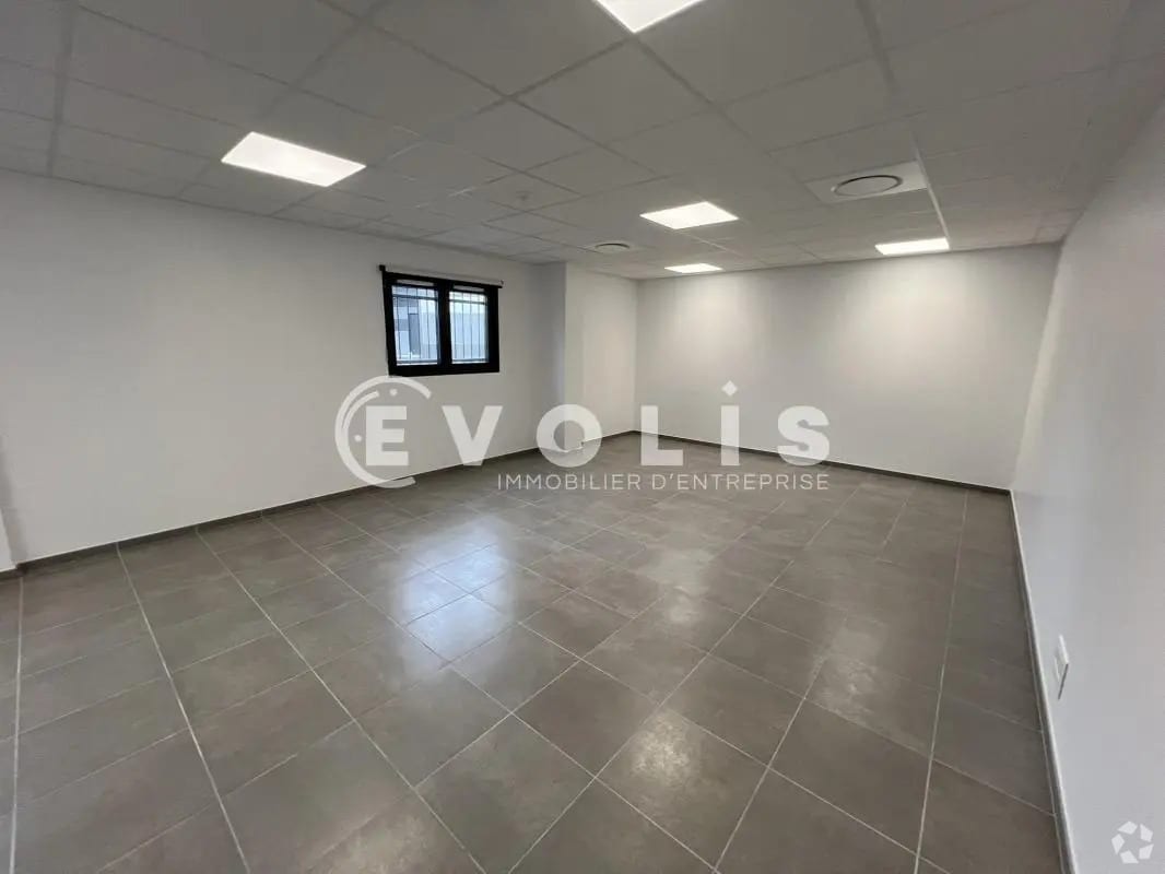 Light Industrial in Janneyrias to rent Interior Photo- Image 1 of 26