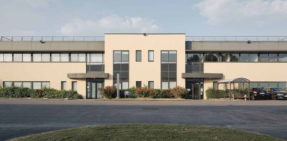 11 Rue De La Grande Borne, Le Mesnil-Amelot to rent - Building Photo - Image 1 of 9