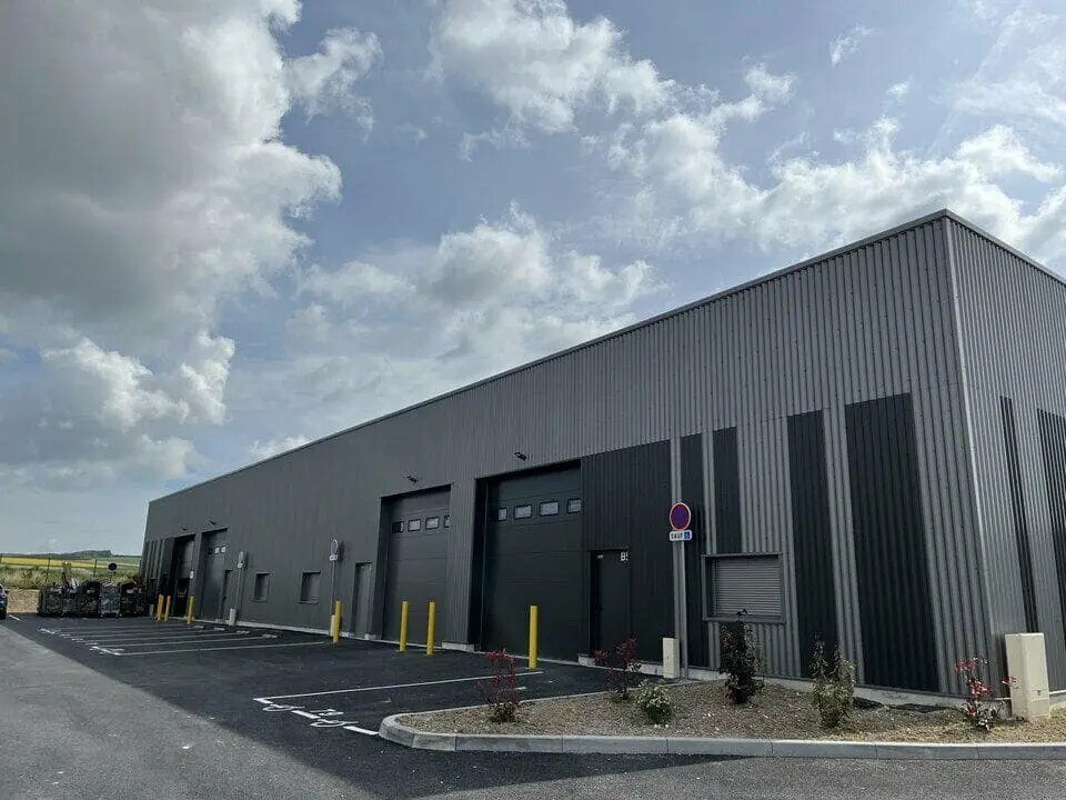 Location Local d'activités 400 m² - Photo 1