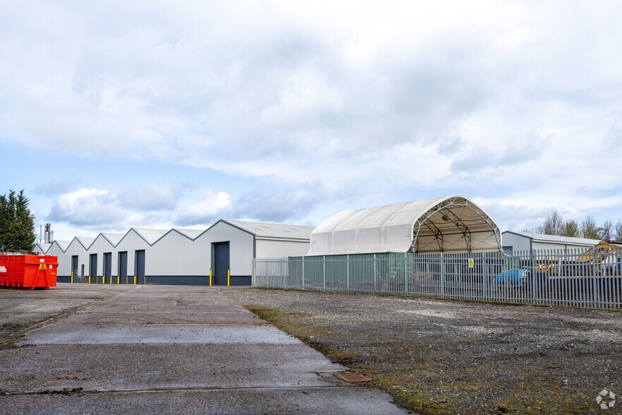 Station Rd, Wolverhampton to rent - Primary Photo - Image 1 of 6
