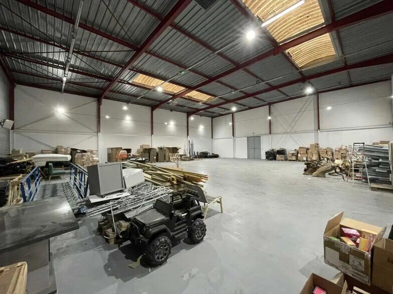 Light Industrial in Créteil to rent - Interior Photo - Image 2 of 14