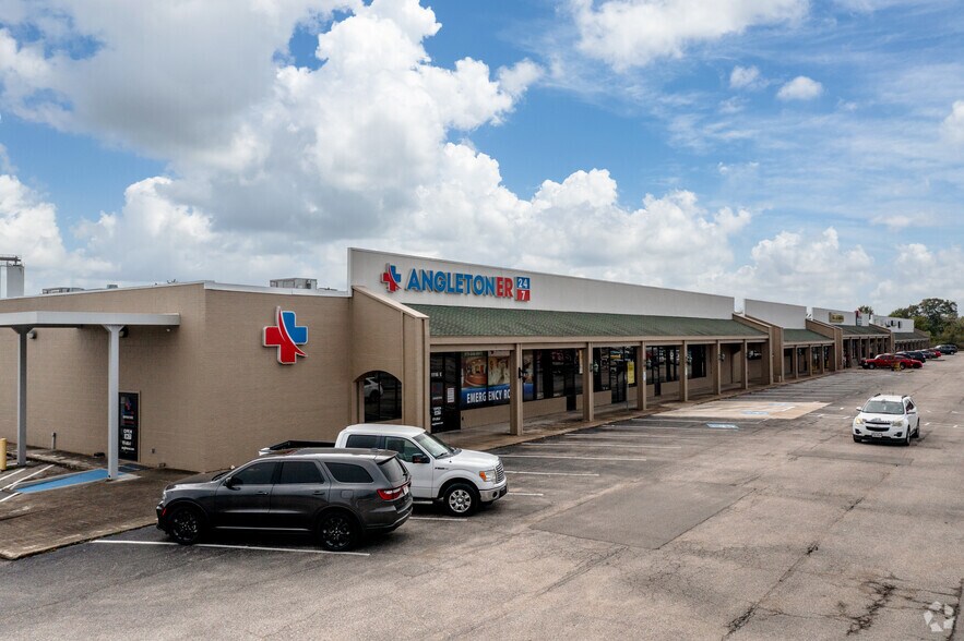 1100-1116 E Mulberry St, Angleton, TX for rent - Building Photo - Image 2 of 6