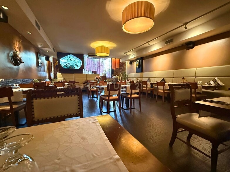 Retail in Barcelona, Barcelona to rent - Interior Photo - Image 2 of 15