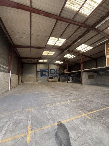 Industrial in Élancourt to rent - Interior Photo - Image 3 of 7