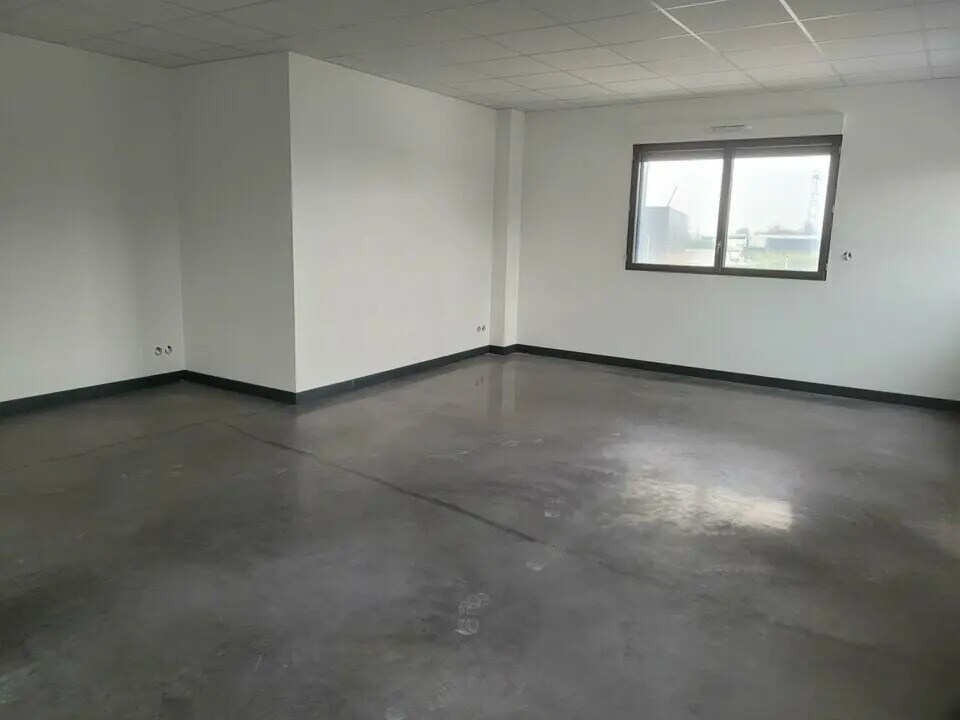 Office in Fareins to rent Interior Photo- Image 1 of 4