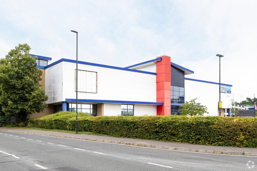 London Rd, Crawley to rent - Building Photo - Image 2 of 3