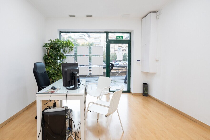 Retail in Granada for sale - Interior Photo - Image 2 of 15