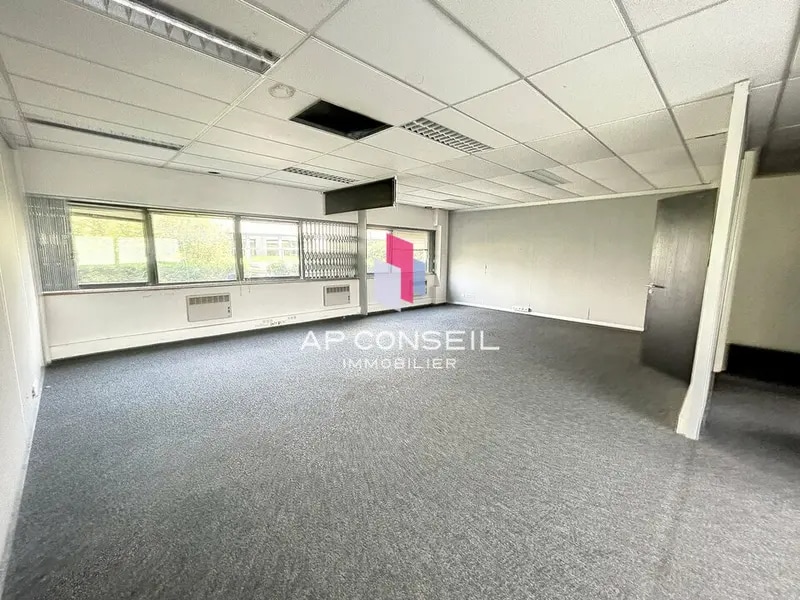 Office in Plaisir to rent Interior Photo- Image 1 of 4