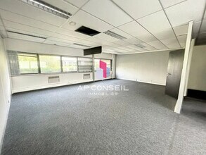Office in Plaisir to rent Interior Photo- Image 1 of 4