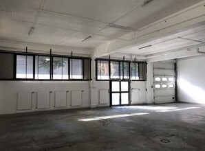 Light Industrial in Nanterre to rent Interior Photo- Image 2 of 3