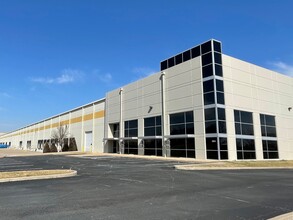 372 Hazelwood Logistics Ctr Dr, Hazelwood, MO for sale Primary Photo- Image 1 of 1