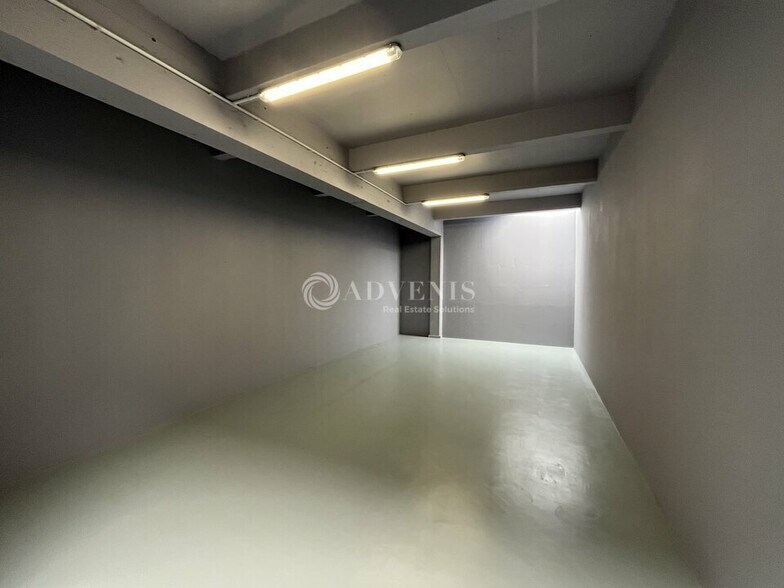 Light Industrial in Trappes to rent - Interior Photo - Image 2 of 6