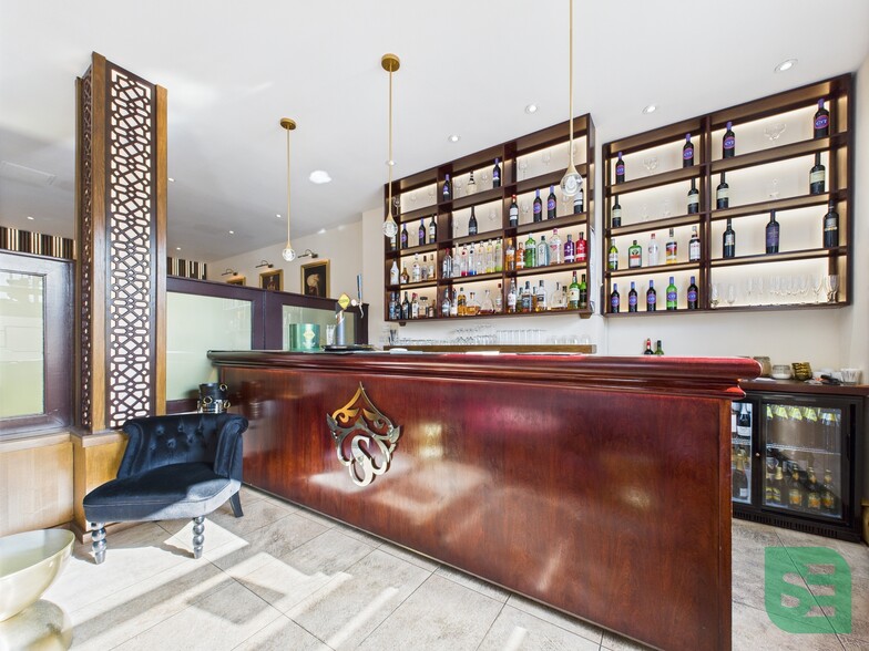 43 Marlowes, Hemel Hempstead to rent - Building Photo - Image 3 of 9