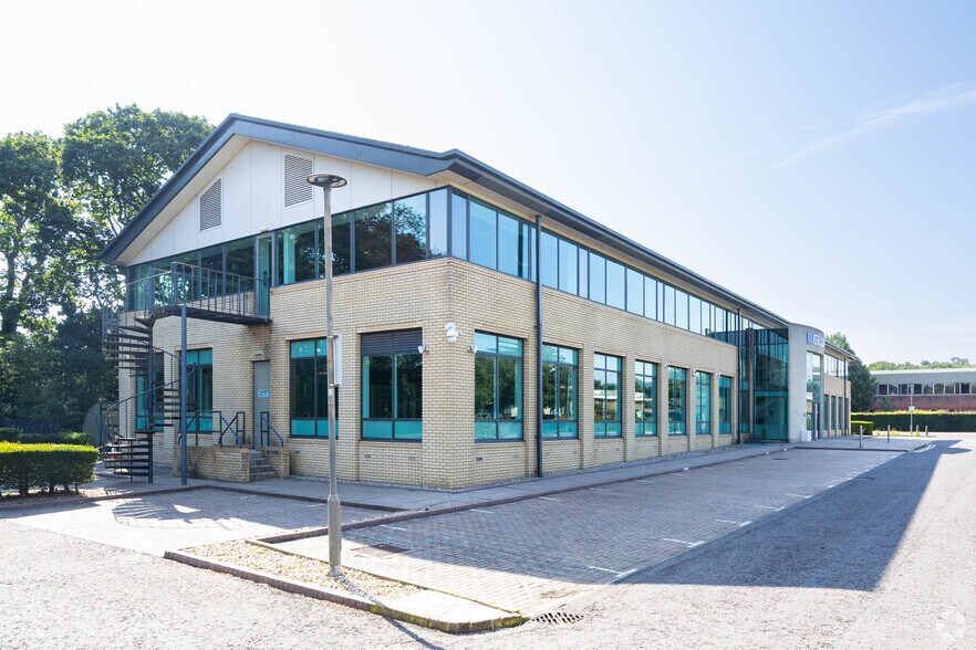 1 Lime Tree Way, Chineham to rent - Building Photo - Image 2 of 3