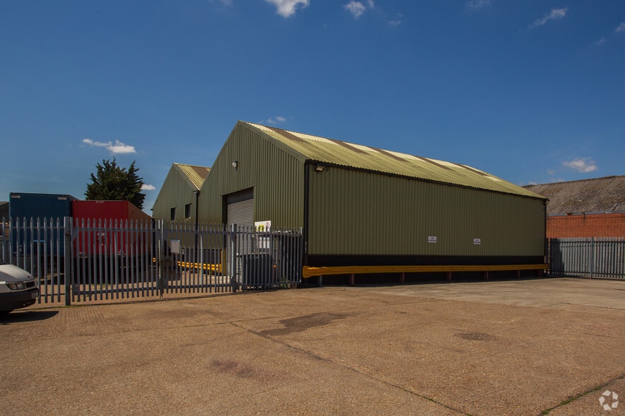 Mulberry Way, Belvedere to rent - Primary Photo - Image 1 of 4