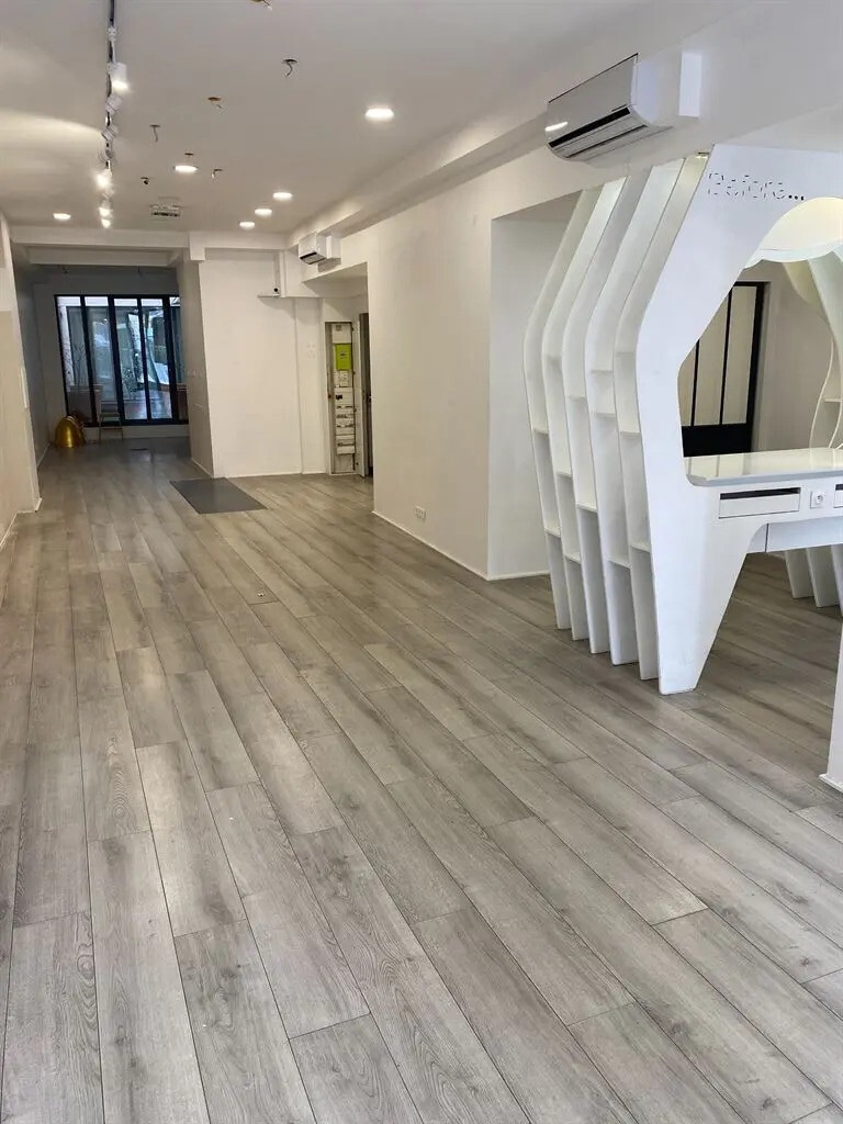 Location Commerce 98 m² - Photo 1