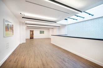 2 Bentinck Mews, London to rent Interior Photo- Image 2 of 12