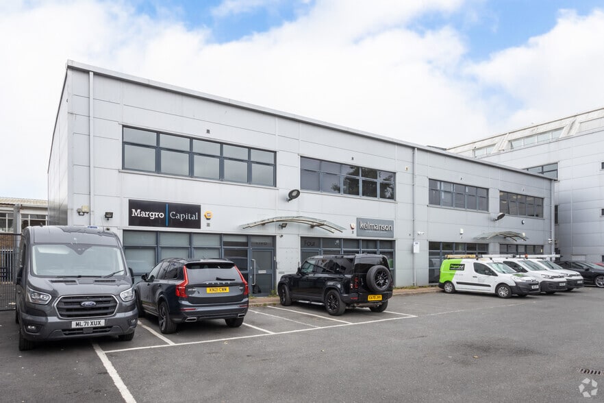 Stirling Way, Borehamwood to rent - Primary Photo - Image 1 of 13