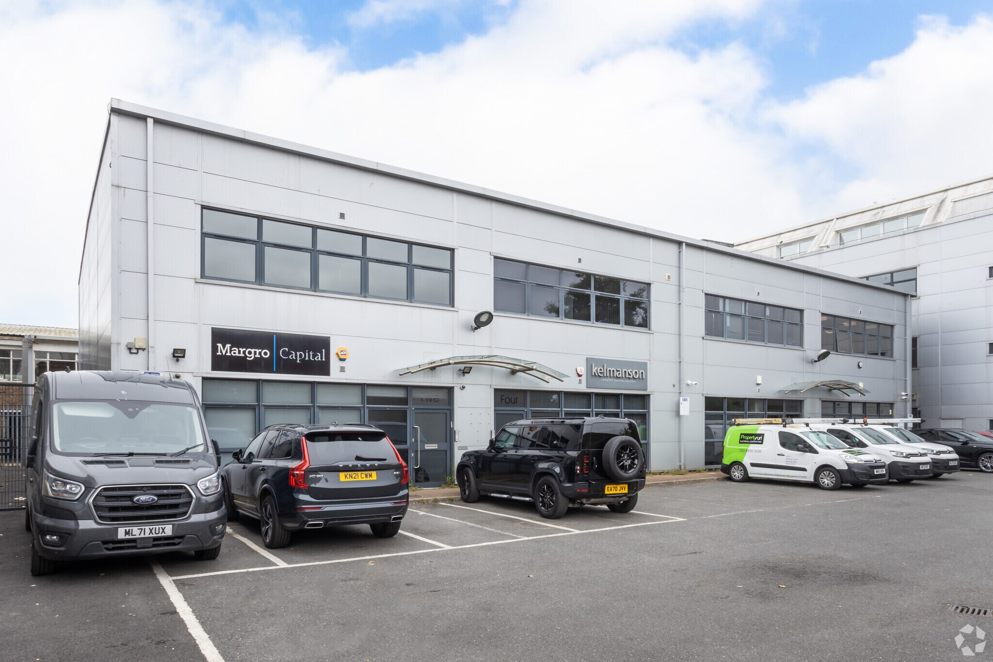 Stirling Way, Borehamwood to rent Primary Photo- Image 1 of 14