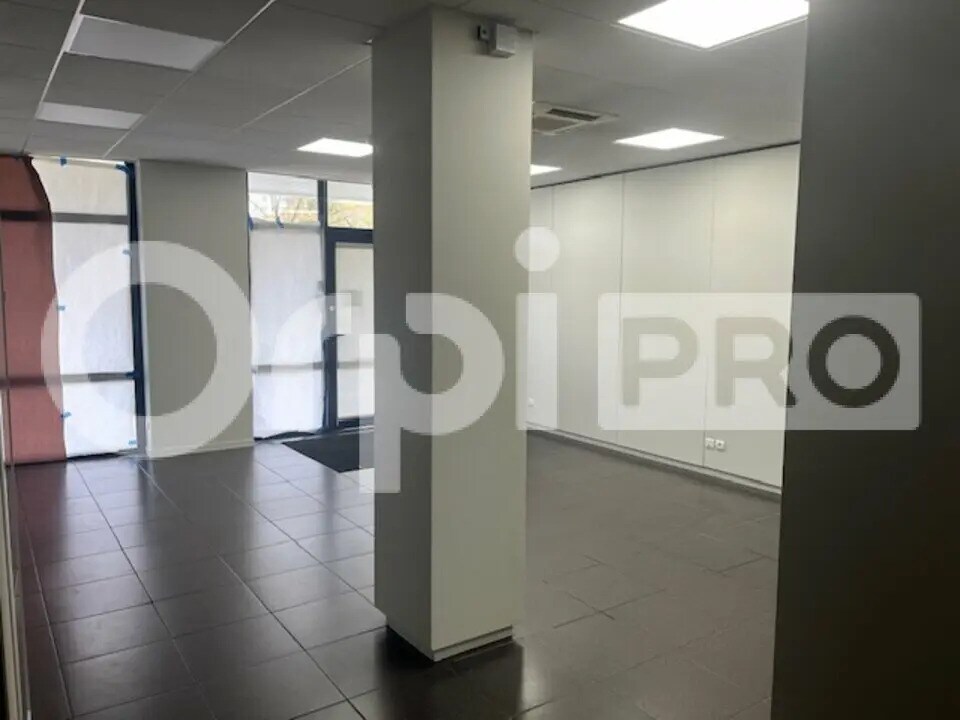 Office in La Rochelle to rent Interior Photo- Image 1 of 4