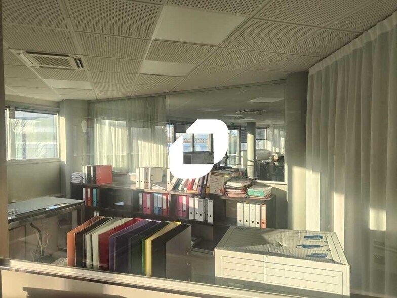 Office in Nanterre for sale - Interior Photo - Image 2 of 7