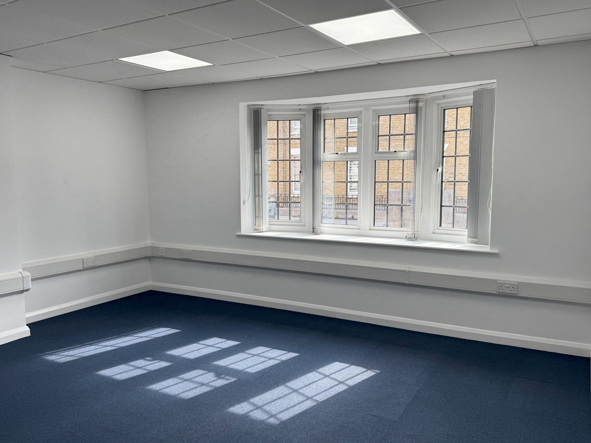 137 High St & 6 Bligh's Rd, Sevenoaks to rent Interior Photo- Image 1 of 4