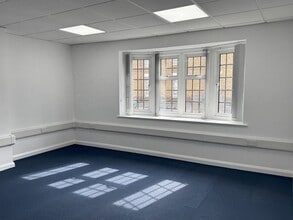 137 High St & 6 Bligh's Rd, Sevenoaks to rent Interior Photo- Image 1 of 4