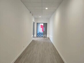 Office in Voisins-le-Bretonneux to rent Building Photo- Image 2 of 8