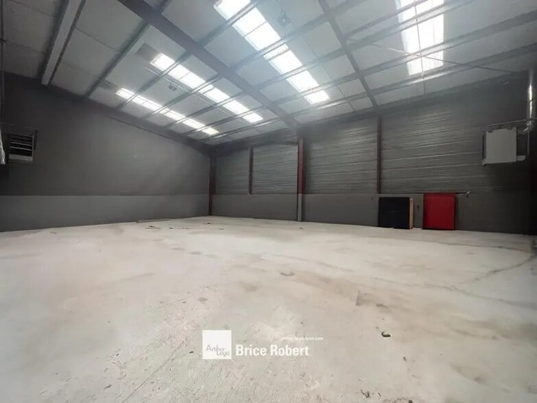 Industrial in Villeurbanne for sale - Interior Photo - Image 2 of 5