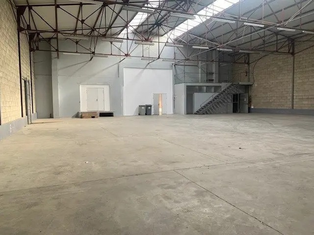 Location Local d'activités 850 m² - Photo 1
