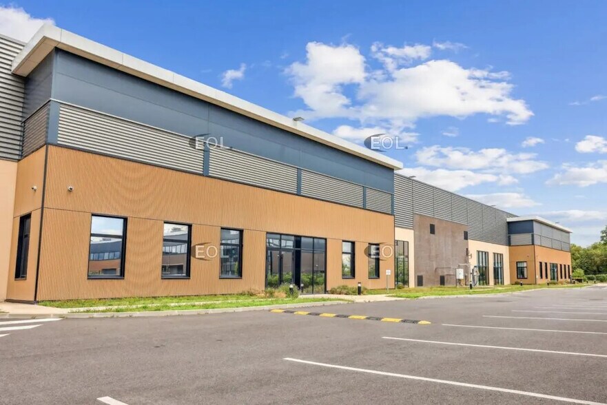 Light Industrial in Sucy-en-Brie to rent - Building Photo - Image 2 of 23