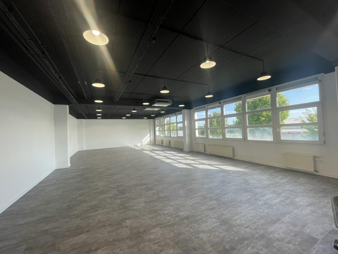 Office in Goussainville to rent Interior Photo- Image 1 of 10