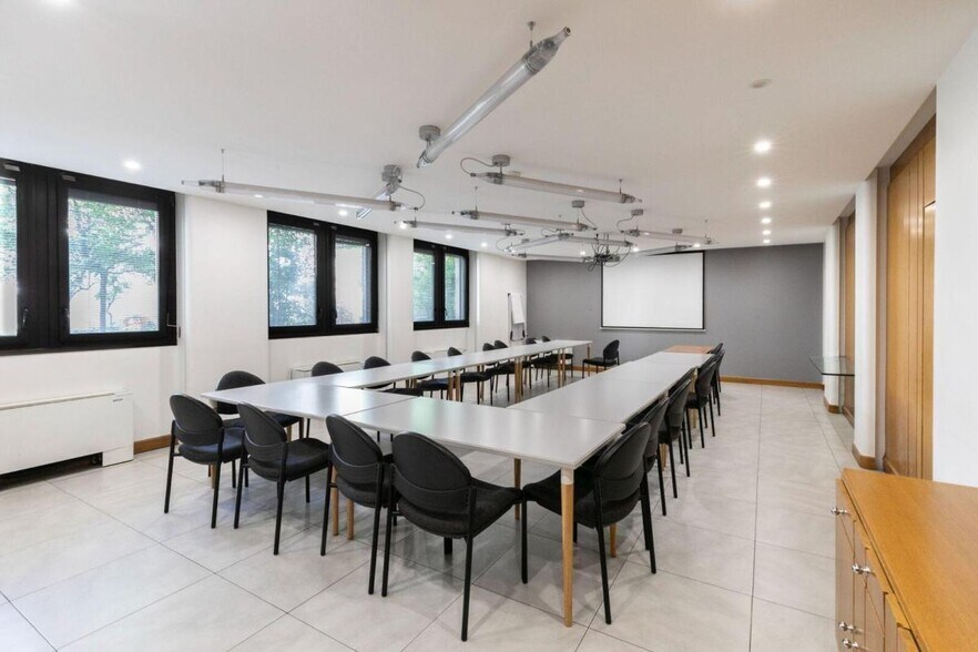 19 Rue D'Orleans, Neuilly-sur-Seine to rent - Building Photo - Image 3 of 14