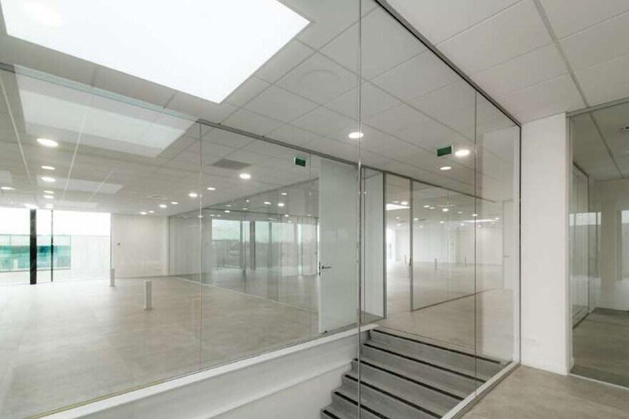 Industrial in Le Mesnil-Amelot to rent - Interior Photo - Image 2 of 6