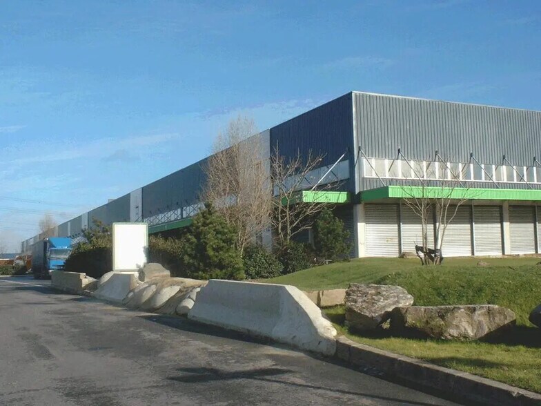 Industrial in Herblay-sur-Seine to rent - Building Photo - Image 1 of 8