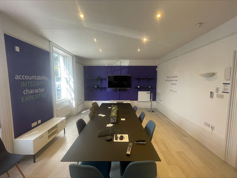 27 London End, Beaconsfield to rent - Building Photo - Image 3 of 11