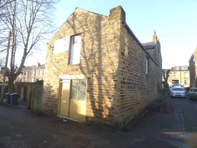 7 Broomfield Rd, Huddersfield for rent - Primary Photo - Image 1 of 1